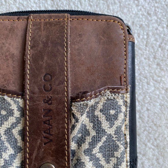 Vaan & Co Crossbody Wallet Bag - Picture 9 of 9
